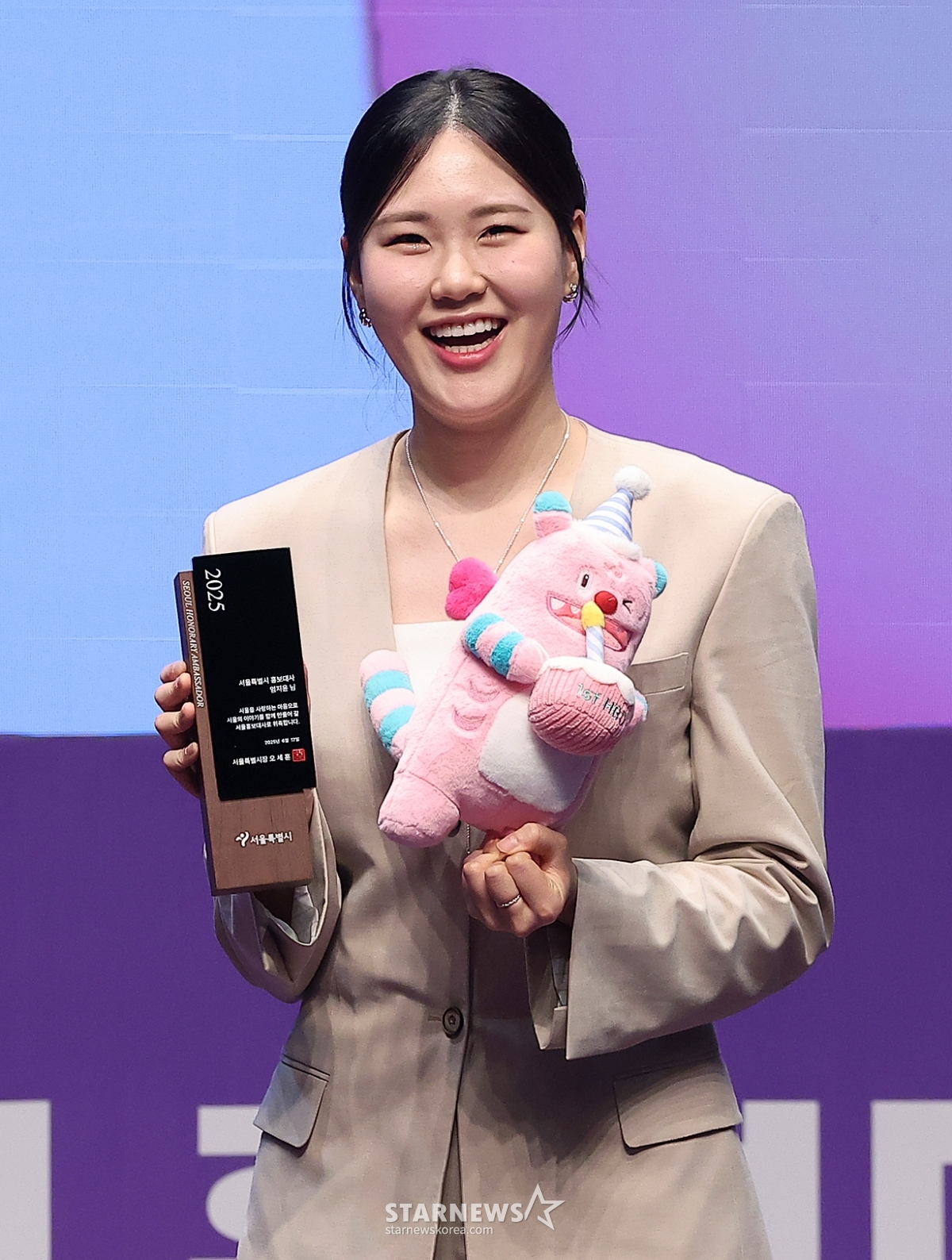 (서울=뉴스1) 김진환 기자 = 개그우먼 겸 유튜버 엄지윤이 17일 오전 서울특별시청에서 열린 ‘2025 서울특별시 홍보대사 위촉식’에서 기념 촬영을 하고 있다. 2025.6.17/뉴스1 Copyright © 뉴스1. All rights reserved. 무단 전재 및 재배포, AI학습 이용 금지. /사진=(서울=뉴스1) 김진환 기자