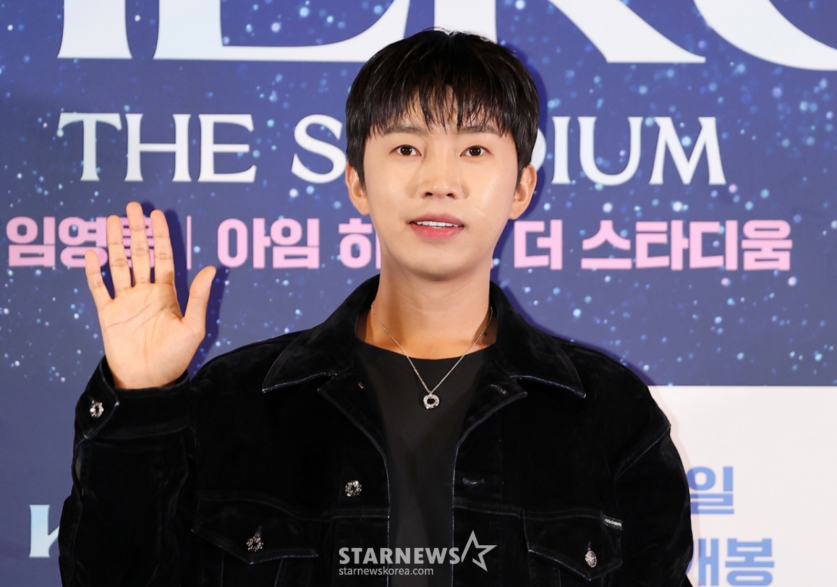 (서울=뉴스1) 김진환 기자 = 가수 임영웅이 22일 오후 서울 CGV 용산아이파크몰에서 열린 '임영웅│아임 히어로 더 스타디움' 무대인사에 참석해 포즈를 취하고 있다. 임영웅의 지난 5월 서울월드컵경기장 공연 실황과 뒷 이야기를 담은 '임영웅│아임 히어로 더 스타디움'은 오는 28일 CGV에서 단독 개봉한다. 2024.8.22/뉴스1 Copyright © 뉴스1. All rights reserved. 무단 전재 및 재배포, AI학습 이용 금지. /사진=(서울=뉴스1) 김진환 기자