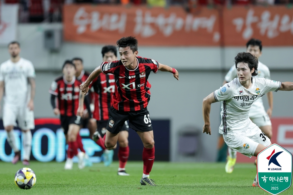 박수일(왼쪽)과 이지호. /사진=한국프로축구연맹 제공