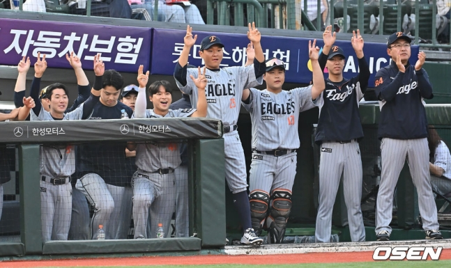 한화 선수들이 17일 사직 롯데전에서 3회 안치홍의 3점 홈런이 나오자 기뻐하고 있다.