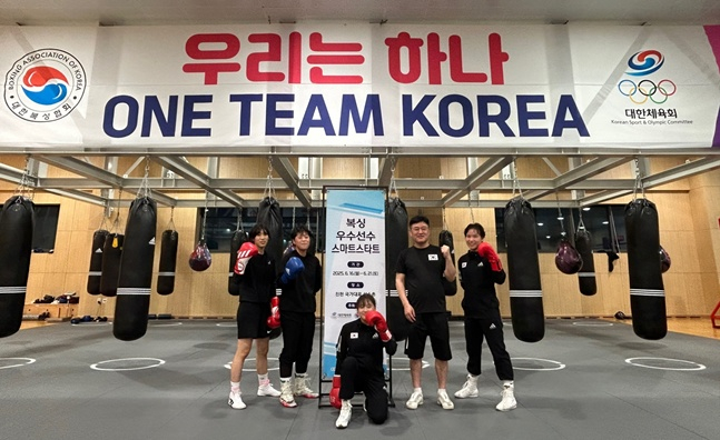 2025 복싱 우수선수 스마트스타트 프로그램 참여자와 김호상(오른쪽 2번째) 국가대표 감독. /사진=대한복싱협회