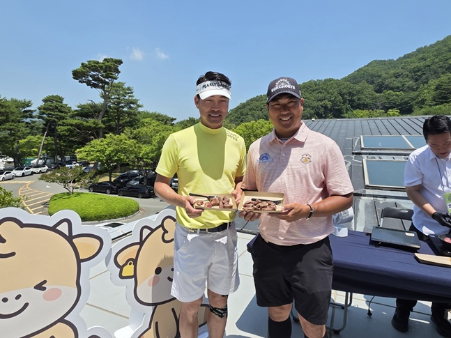 한우 BBQ를 즐기고 있는 김형성(왼쪽)과 이동환. /사진=KPGA