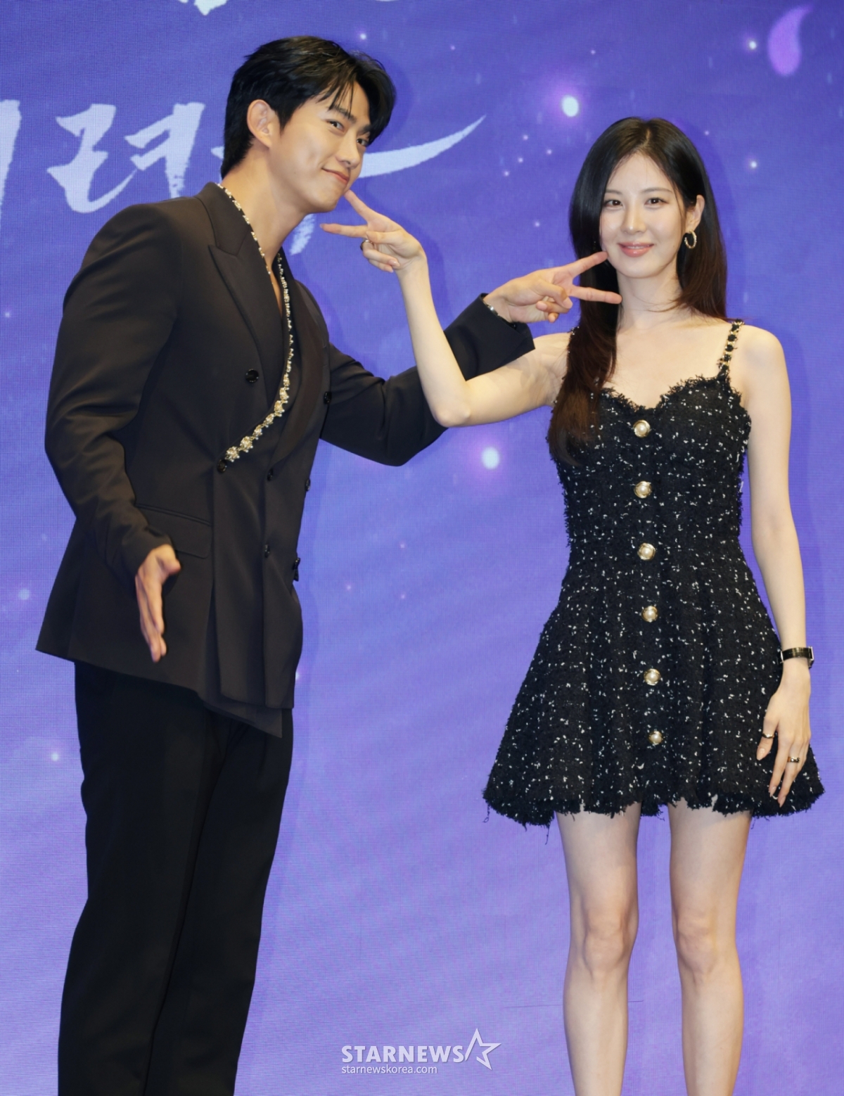 배우 옥택연, 서현이 11일 오후 서울 구로구 디큐브시티에서 진행된 KBS 2TV 수목드라마 '남주의 첫날밤을 가져버렸다' 제작발표회에 참석해 포즈를 취하고 있다. 평범한 여대생의 영혼이 깃든 로맨스 소설 속 병풍 단역이 소설 최강 집착 남주와 하룻밤을 보내며 펼쳐지는 노브레이크 경로 이탈 로맨스 판타지 '남주의 첫날밤을 가져버렸다'는 오늘(11일) 밤 첫 방송된다. /2025.06.11 /사진=이동훈 photoguy@