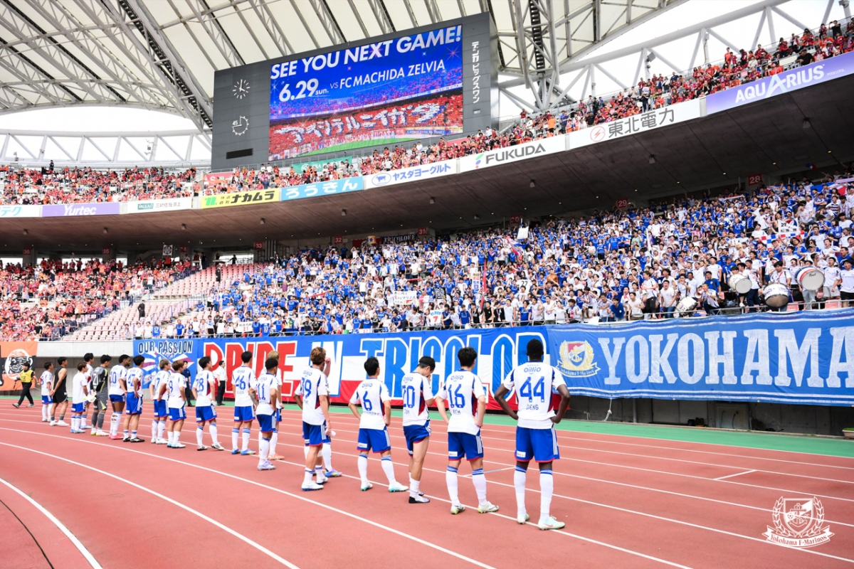일본 프로축구 J1리그 요코하마 F.마리노스 선수들이 15일 알비렉스 니가타전 패배 후 팬들 앞에 아쉬워하고 있다. /사진=요코하마 F.마리노스 홈페이지 캡처