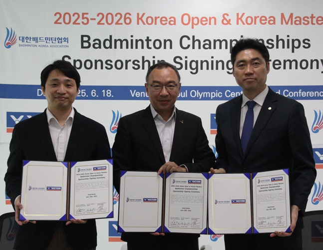 빅터코리아 김태연 대표와 빅터 빌 첸 회장, 김동문 대한배드민턴협회 회장(왼쪽부터). /사진=대한배드민턴협회 제공