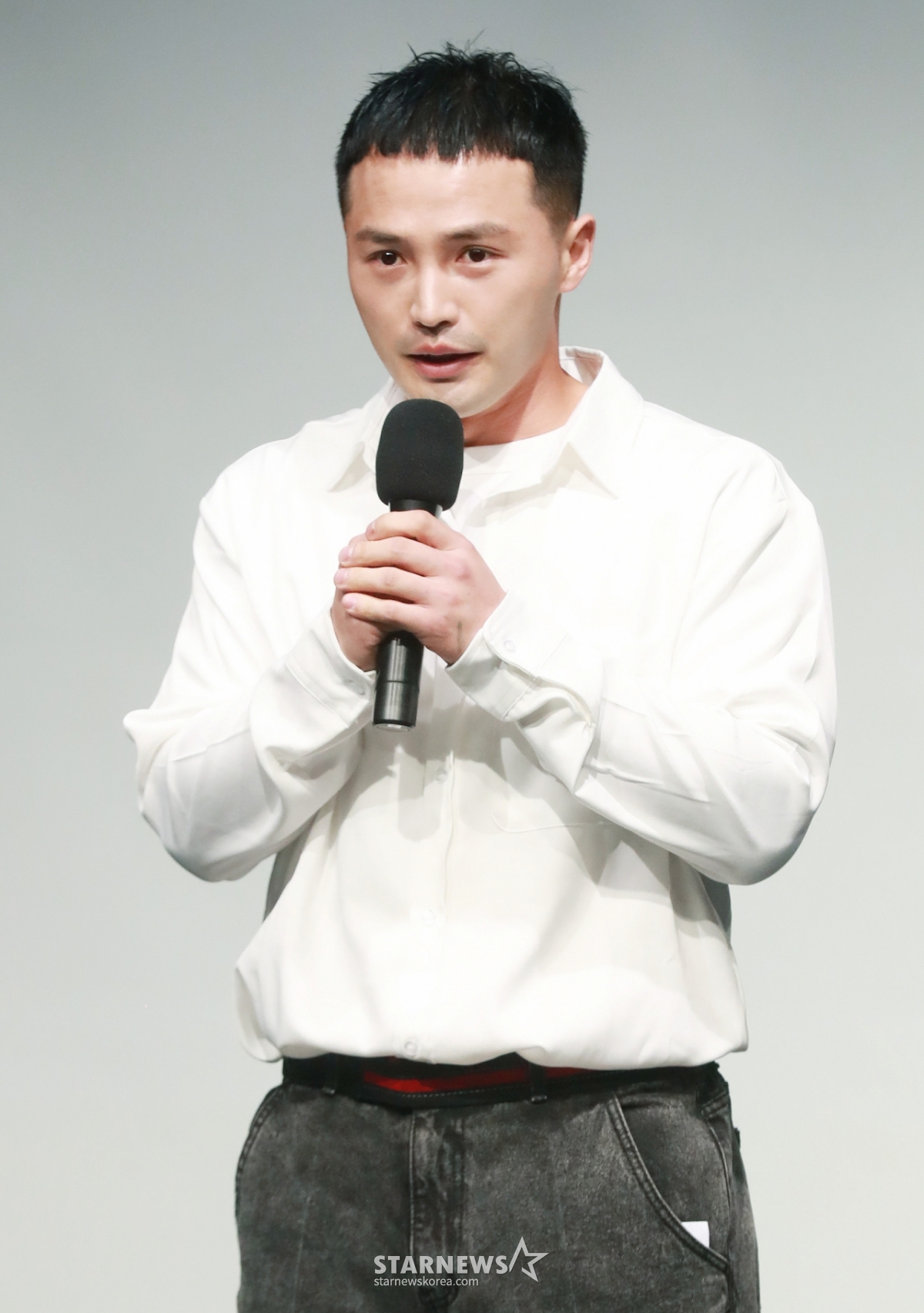 부모의 빚투 논란으로 6년간 활동을 중단했던 래퍼 마이크로닷이 24일 오후 서울 구로구 한 공연장에서 진행된 새 EP 앨범 '다크사이드'(DARKSIDE) 발매기념 쇼케이스 및 기자간담회에서 사과를 하고 있다. /2024.06.24 /사진=이동훈