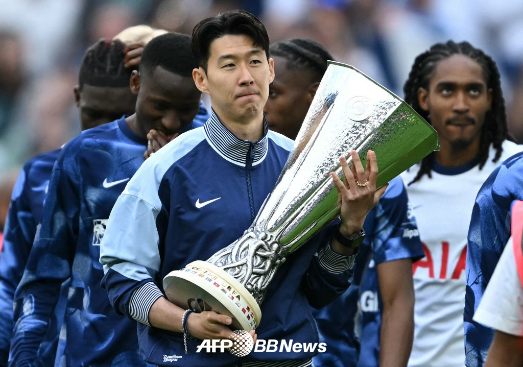 토트넘 주장 손흥민이 지난달 유럽축구연맹(UEFA) 유로파리그 우승 트로피를 들고 홈팬들에게 인사하고 있다. /AFPBBNews=뉴스1