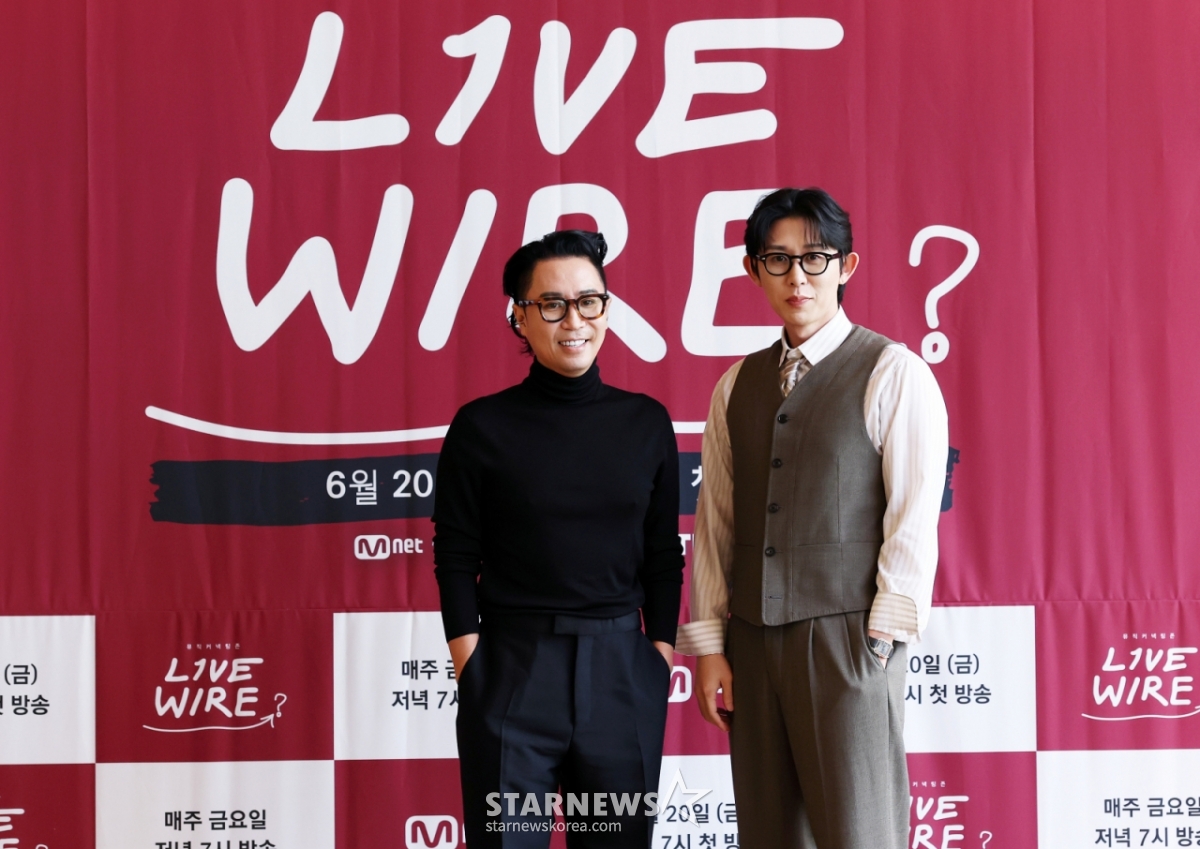 MC 정재형, 코드쿤스트가 19일 서울 중구 커뮤니티하우스 마실에서 진행된 Mnet 예능 '라이브 와이어' 기자간담회에서 포즈를 취하고 있다. /2025.06.19 /사진=김휘선 hwijpg@