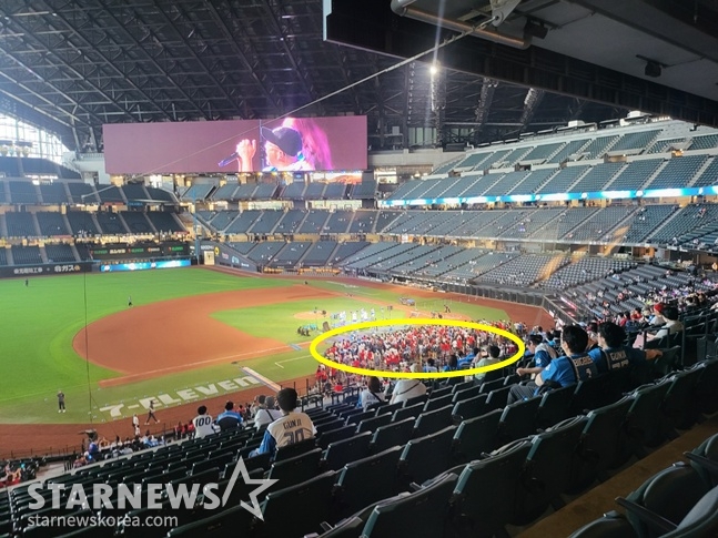 경기 후 관중들(노란 원)이 그라운드로 내려가 공연을 관람하고 있다. /사진=필자 제공