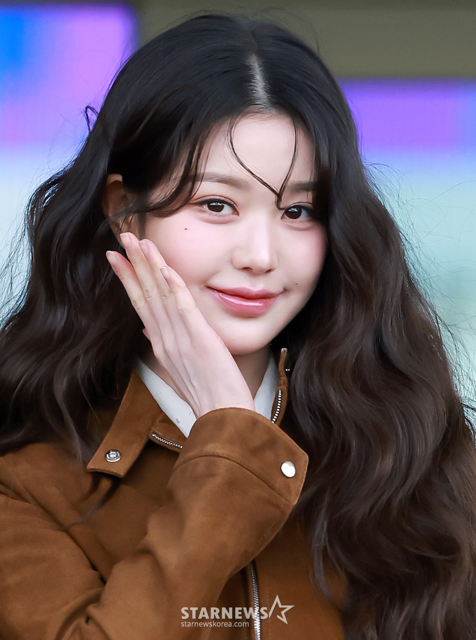 (인천공항=뉴스1) 김진환 기자 = 아이브 장원영이 10일 오전 패션쇼 참석 차 인천국제공항 제2터미널을 통해 프랑스 파리로 출국에 앞서 포즈를 취하고 있다. 2025.3.10/뉴스1 Copyright © 뉴스1. All rights reserved. 무단 전재 및 재배포, AI학습 이용 금지. /사진=(인천공항=뉴스1) 김진환 기자