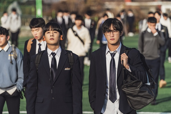 왼쪽부터 '원' 의겸 역의 이정하, 윤기 역의 김도완