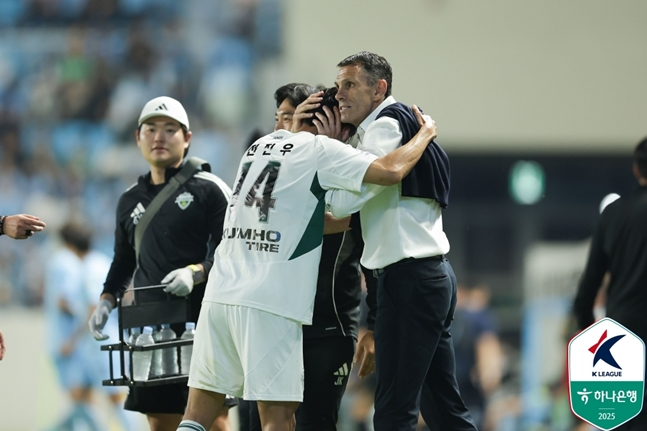 전진우(왼쪽)와 포옛 감독. /사진=한국프로축구연맹