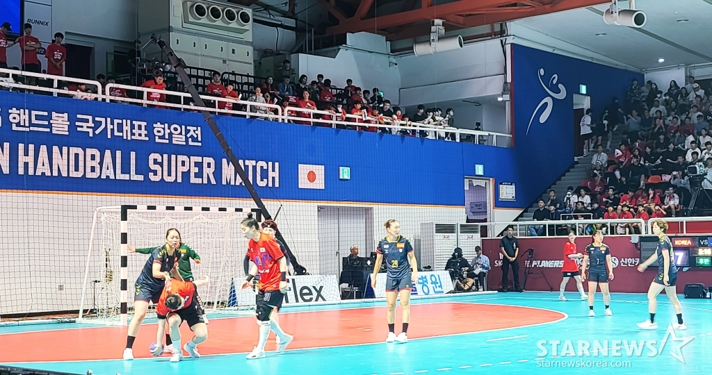 한국 여자 핸드볼 대표팀과 일본 여자 대표팀 선수들이 21일 충북 청주 SK호크스 아레나에서 뜨거운 맞대결을 벌이고 있다. /사진=김우종 기자