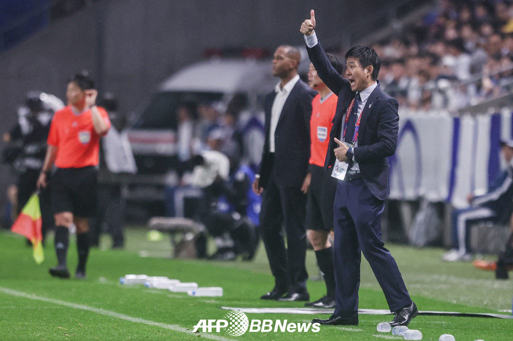 모리야스 하지메(오른쪽) 일본 축구대표팀 감독. /AFPBBNews=뉴스1