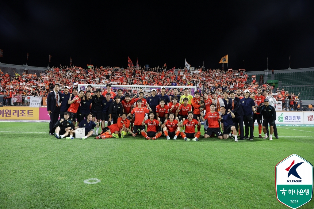 21일 강릉하이원아레나에서 열린 대구FC전 3-0 승리 후 기념 사진을 촬영하고 있는 강원FC 선수들. /사진=한국프로축구연맹 제공