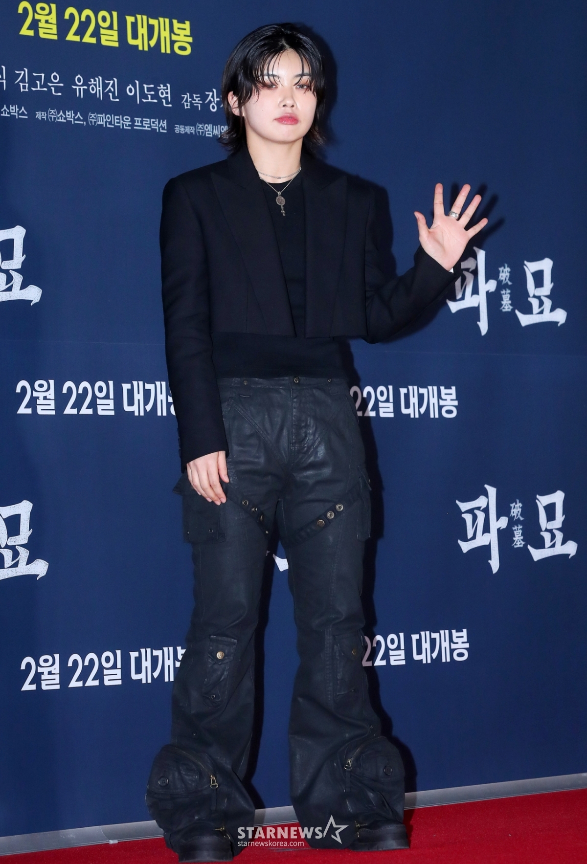 댄서 아이키가 20일 오후 서울 송파구 롯데시네마 월드타워에서 진행된 영화 '파묘' VIP 시사회에 참석해 포즈를 취하고 있다. '파묘'는 거액의 돈을 받고 수상한 묘를 이장한 풍수사와 장의사, 무속인들에게 벌어지는 기이한 사건을 담은 오컬트 미스터리 영화. 오는 22일 개봉. / 2024.02.20 /사진=김창현