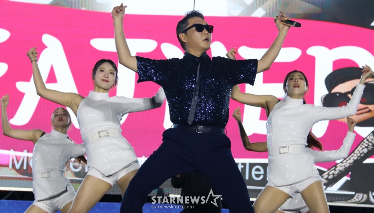 (구미=뉴스1) 정우용 기자 = 가수 싸이가 13일 오후 구미대학교 축제에서 열창을 하고 있다. 2025.5.14/뉴스1 Copyright © 뉴스1. All rights reserved. 무단 전재 및 재배포, AI학습 이용 금지. /사진=(구미=뉴스1) 정우용 기자