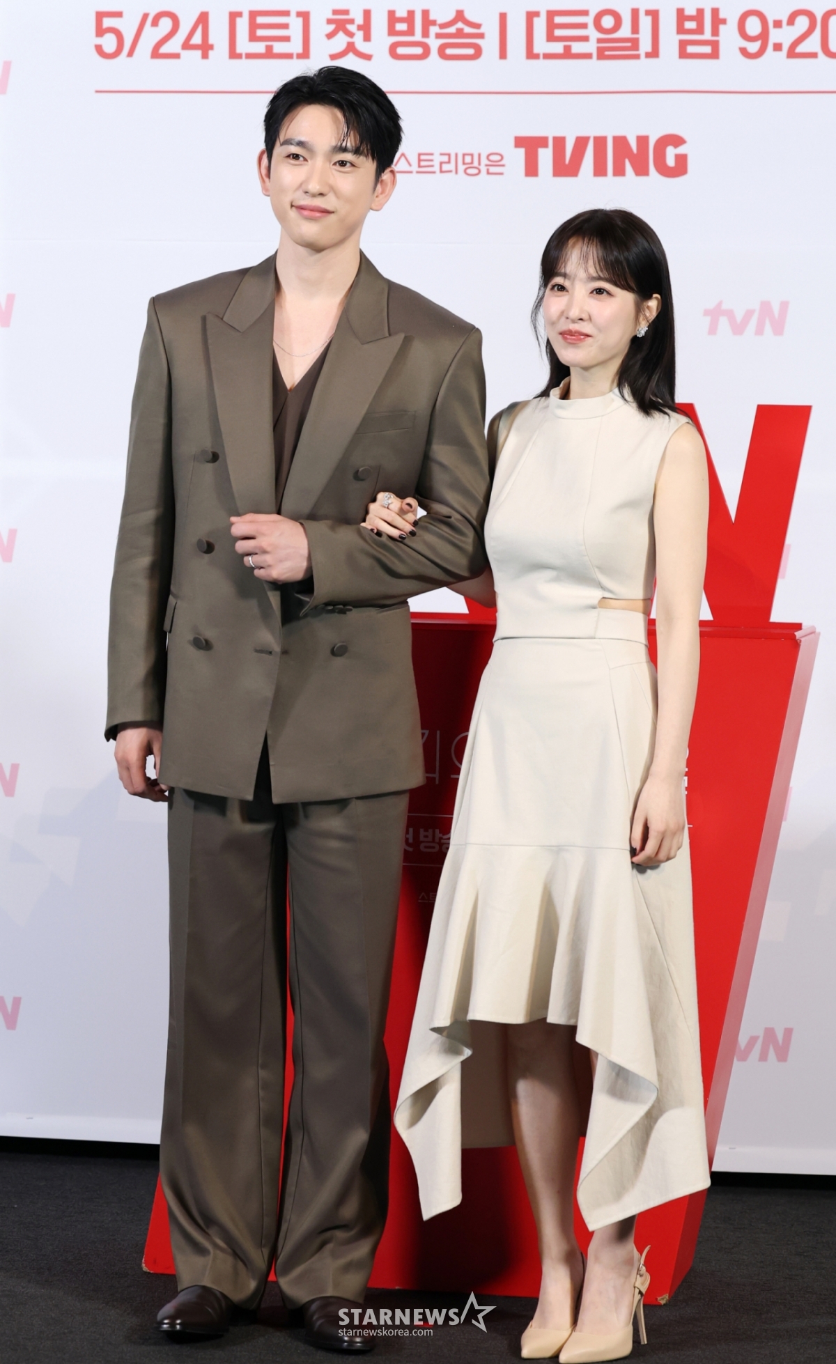 (서울=뉴스1) 권현진 기자 = 배우 박진영과 박보영(오른쪽)이 21일 오후 서울 영등포구 CGV 영등포점에서 열린 tvN 토일드라마 '미지의 서울' 제작발표회에 참석해 포즈를 취하고 있다. ‘미지의 서울’은 얼굴 빼고 모든 게 다른 쌍둥이 자매가 인생을 맞바꾸는 거짓말로 진짜 사랑과 인생을 찾아가는 로맨틱 성장 드라마다. 2025.5.21/뉴스1 Copyright © 뉴스1. All rights reserved. 무단 전재 및 재배포, AI학습 이용 금지. /사진=(서울=뉴스1) 권현진 기자