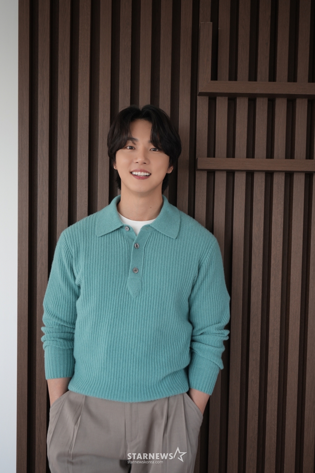 영화 '우리 사랑이 향기로 남을 때'의 주연배우 윤시윤이 6일 진행된 인터뷰를 위해 포즈를 취하고 있다. 일도 연애도 마음 같지 않은 창수(윤시윤 분)와 모든 걸 가졌지만 연애는 쉽지 않은 아라(설인아 분), 두 사람의 앞에 사랑에 빠지게 만드는 향수가 등장하며 펼쳐지는 로맨스 '우리 사랑이 향기로 남을 때'는 오는 8일 개봉한다. /사진제공=콘텐츠존 2023.02.06