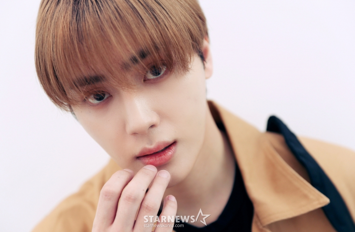 그룹 더보이즈(THE BOYZ) 주학년이 서울 강남구 IST엔터테인먼트 사옥에서 진행된 '2023 아시아 아티스트 어워즈 인 필리핀'(2023 Asia Artist Awards IN THE PHILIPPINES, 이하 2023 AAA) 수상 인터뷰에 앞서 포즈를 취하고 있다. 더보이즈는 '2023 AAA'에서 AAA 가수 부문 베스트 아티스트상과 멤버 영훈이 배우 부문 포커스상을 수상했다. 더보이즈는 지난 한해 동안 8번째 미니앨범 '비 어웨이크'(BE AWAKE), 두 번째 정규 앨범 '판타지' 파트1 '크리스마스 인 어거스트'(Christmas In August) 그리고 '판타지' 파트2 '식스 센스'(Sixth Sense) 등을 발매하며 팬들의 큰 사랑을 받았다. /사진=김창현