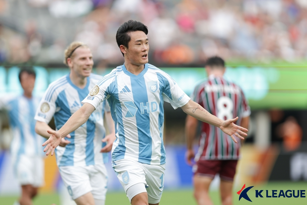 울산 HD 엄원상이 22일(한국시간) 미국 뉴저지주 이스트 러더퍼드의 메트라이프 스타디움에서 열린 2025 국제축구연맹(FIFA) 클럽 월드컵조별리그 F조 2차전 플루미넨시전 역전골 이후 세리머니를 하고 있다. /사진=한국프로축구연맹 제공