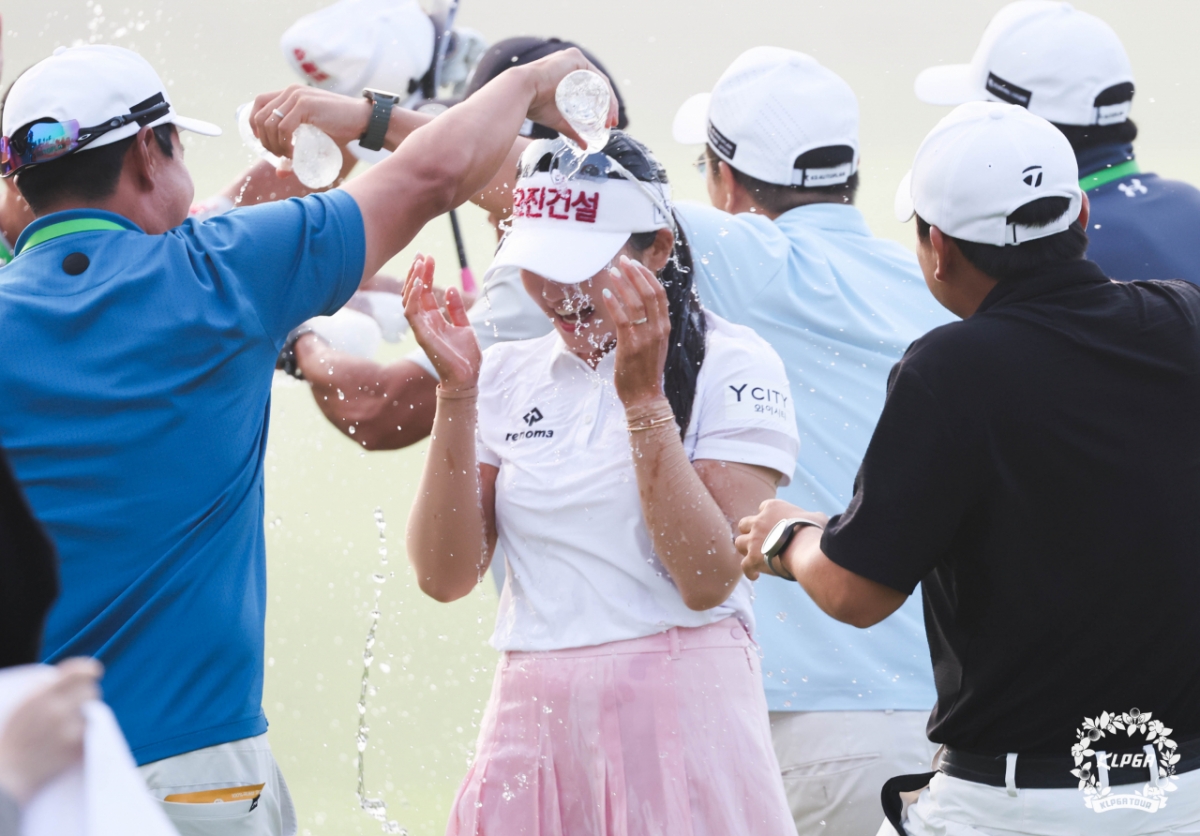 노승희가 한국여자프로골프(LPGA) 투어 더헤븐 마스터즈 우승 확정 후 축하를 받고 있다. /사진=KLPGA 제공