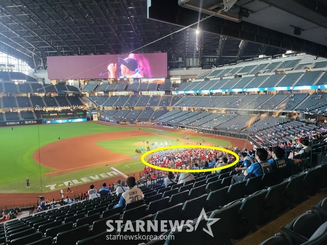 에스콘필드에서 경기 후 관중들(노란 원)이 그라운드로 내려가 공연을 관람하고 있다. /사진=필자 제공
