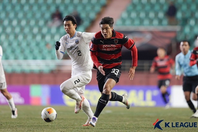 경기에 집중하는 이호재(오른쪽). /사진=한국프로축구연맹 제공