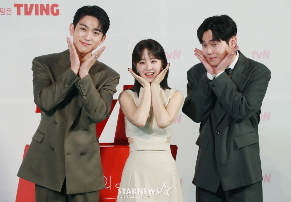 배우 박진영, 박보영, 류경수가 21일 오후 서울 영등포CGV에서 진행된 tvN 토일드라마 '미지의 서울' 제작발표회에 참석해 포즈를 취하고 있다. 얼굴 빼고 모든 게 다른 쌍둥이 자매가 인생을 맞바꾸는 거짓말로 진짜 사랑과 인생을 찾아가는 로맨틱 성장 드라마 '미지의 서울'은 오는 24일 첫 방송된다. /2025.05.21 /사진=이동훈 photoguy@