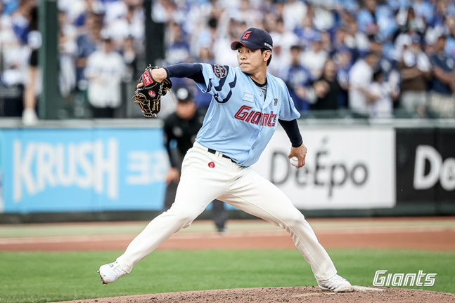 롯데 홍민기가 22일 사직 삼성전에서 투구하고 있다. /사진=롯데 자이언츠 제공