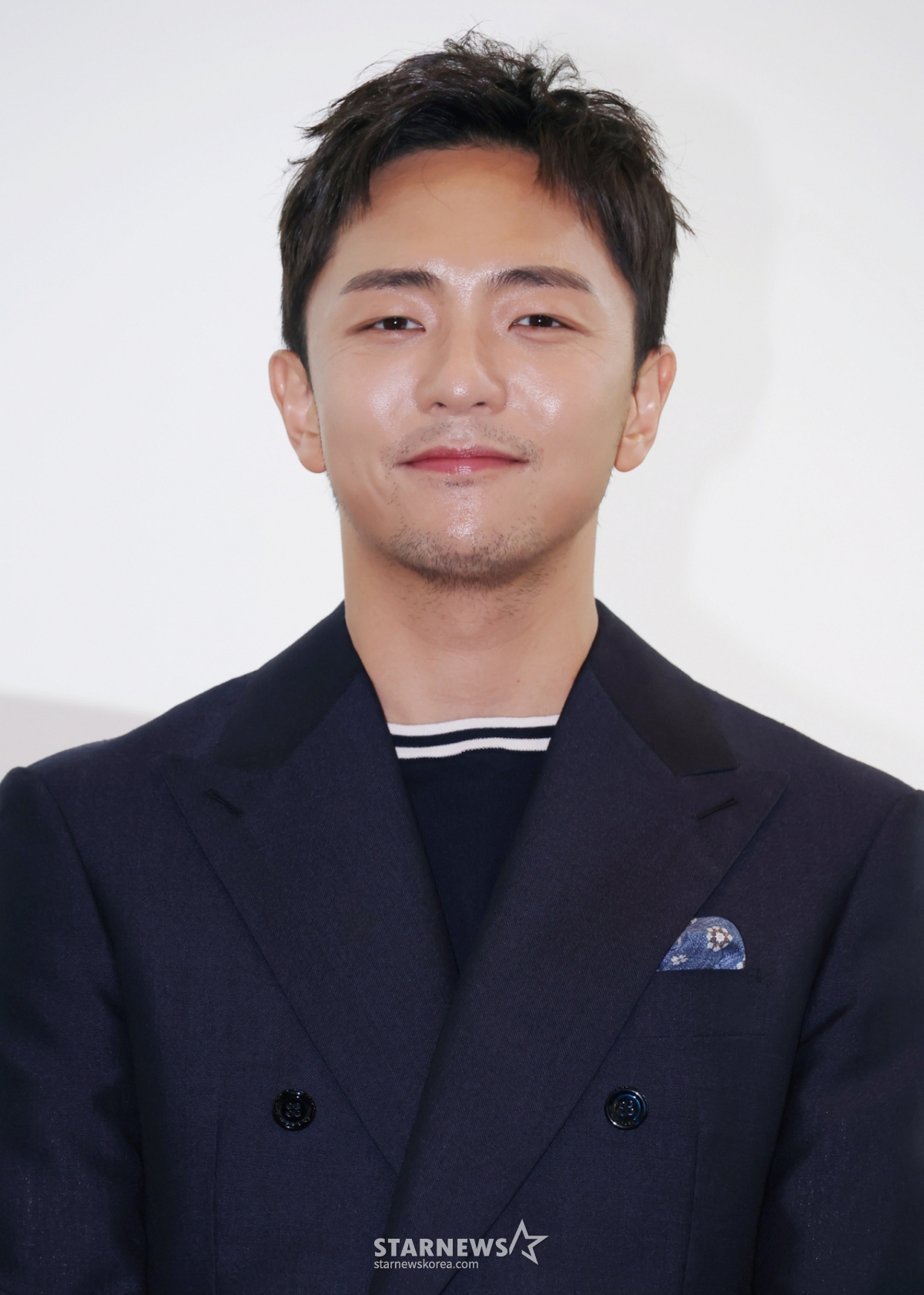 박천휴 작가가 24일 오후 서울 중구 커뮤니티하우스 마실에서 진행된 뮤지컬 '어쩌면 해피엔딩' 제78회 토니상 6관왕 기념 기자 간담회에 참석해 포즈를 취하고 있다. /2025.06.24 /사진=이동훈 photoguy@