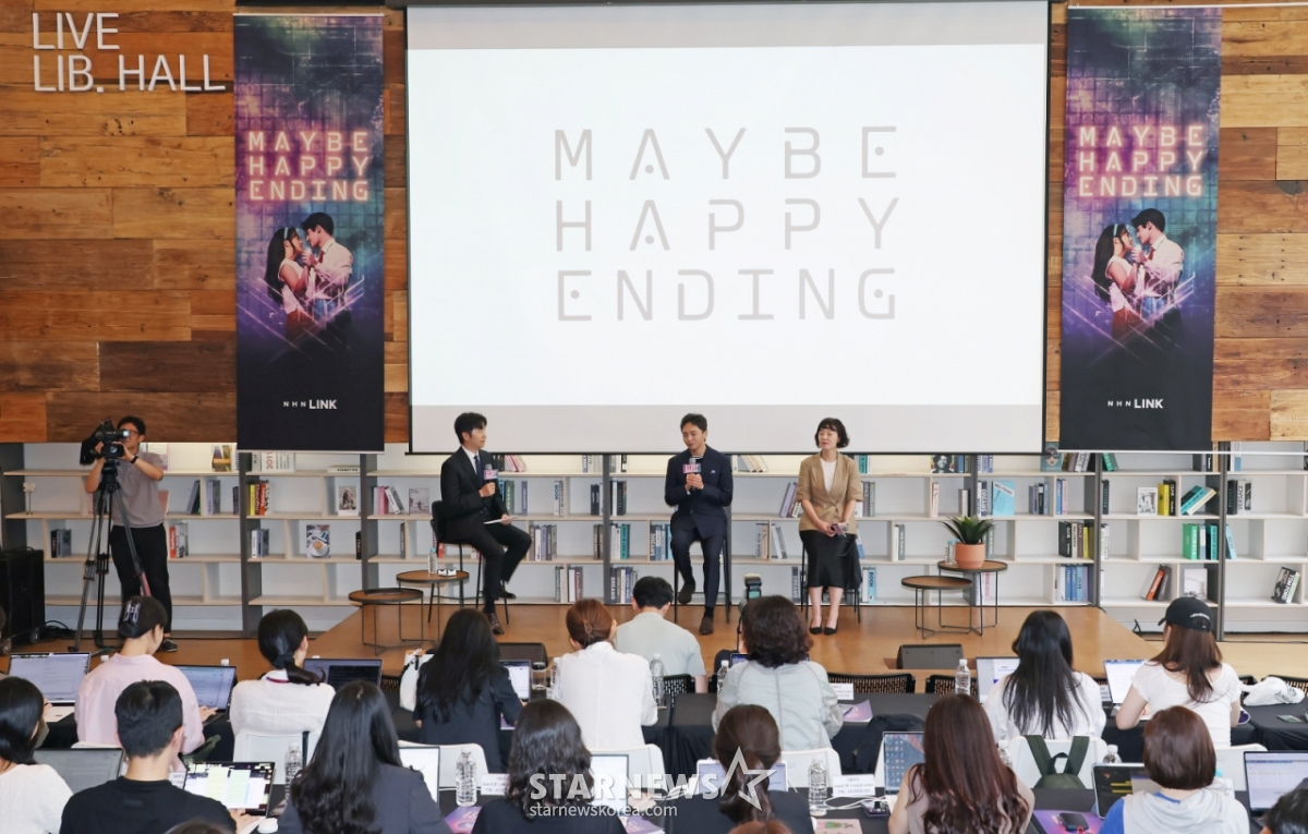 박천휴 작가, 한경숙 프로듀서가 24일 오후 서울 중구 커뮤니티하우스 마실에서 진행된 뮤지컬 '어쩌면 해피엔딩' 제78회 토니상 6관왕 기념 기자 간담회에 참석해 질문에 답하고 있다. /2025.06.24 /사진=이동훈 photoguy@