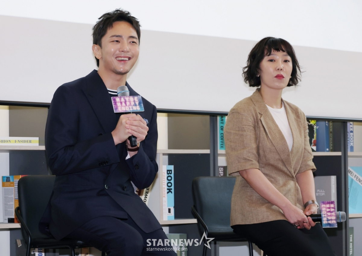 박천휴 작가, 한경숙 프로듀서가 24일 오후 서울 중구 커뮤니티하우스 마실에서 진행된 뮤지컬 '어쩌면 해피엔딩' 제78회 토니상 6관왕 기념 기자 간담회에 참석해 질문에 답하고 있다. /2025.06.24 /사진=이동훈 photoguy@