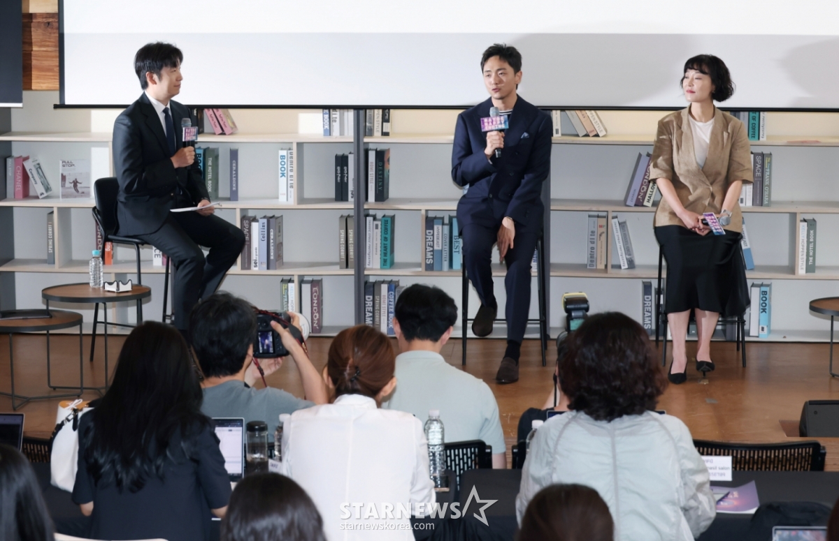 박천휴 작가, 한경숙 프로듀서가 24일 오후 서울 중구 커뮤니티하우스 마실에서 진행된 뮤지컬 '어쩌면 해피엔딩' 제78회 토니상 6관왕 기념 기자 간담회에 참석해 질문에 답하고 있다. /2025.06.24 /사진=이동훈 photoguy@