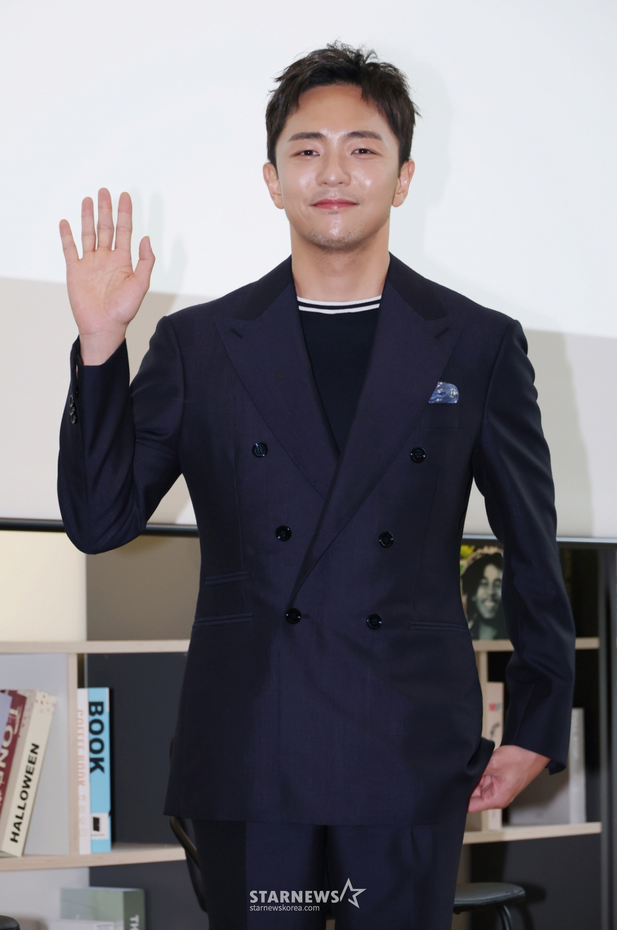 박천휴 작가가 24일 오후 서울 중구 커뮤니티하우스 마실에서 진행된 뮤지컬 '어쩌면 해피엔딩' 제78회 토니상 6관왕 기념 기자 간담회에 참석해 포즈를 취하고 있다. /2025.06.24 /사진=이동훈 photoguy@