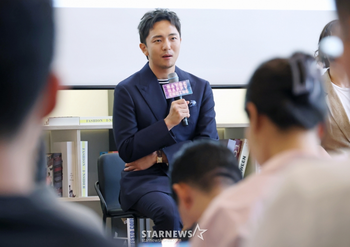 박천휴 작가가 24일 오후 서울 중구 커뮤니티하우스 마실에서 진행된 뮤지컬 '어쩌면 해피엔딩' 제78회 토니상 6관왕 기념 기자 간담회에 참석해 질문에 답하고 있다. /2025.06.24 /사진=이동훈 photoguy@