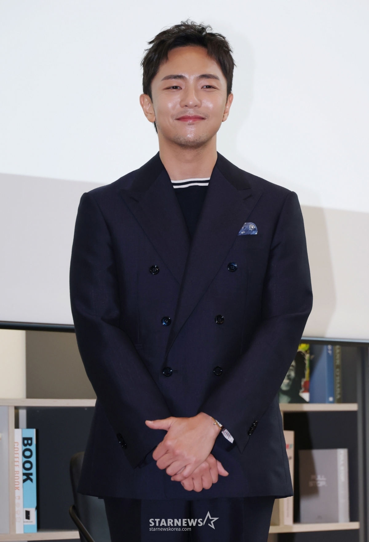 박천휴 작가가 24일 오후 서울 중구 커뮤니티하우스 마실에서 진행된 뮤지컬 '어쩌면 해피엔딩' 제78회 토니상 6관왕 기념 기자 간담회에 참석해 포즈를 취하고 있다. /2025.06.24 /사진=이동훈 photoguy@