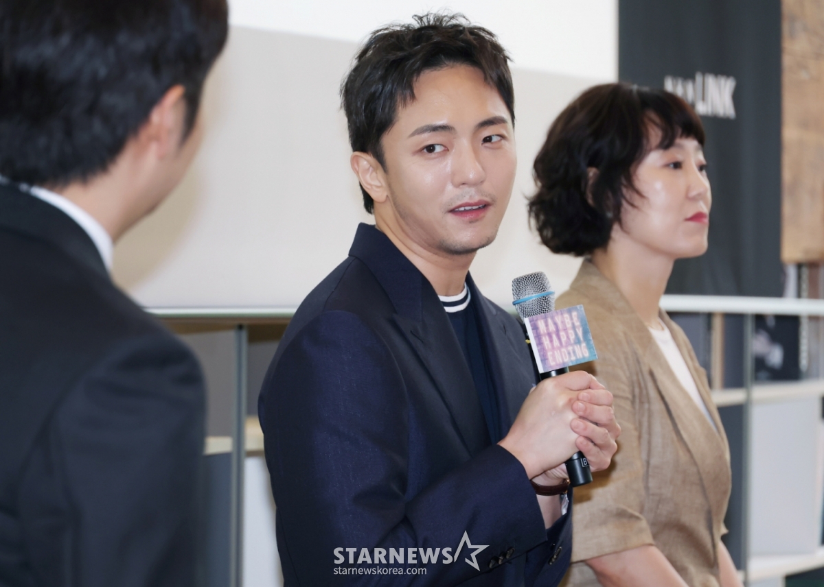 박천휴 작가, 한경숙 프로듀서가 24일 오후 서울 중구 커뮤니티하우스 마실에서 진행된 뮤지컬 '어쩌면 해피엔딩' 제78회 토니상 6관왕 기념 기자 간담회에 참석해 질문에 답하고 있다. /2025.06.24 /사진=이동훈 photoguy@