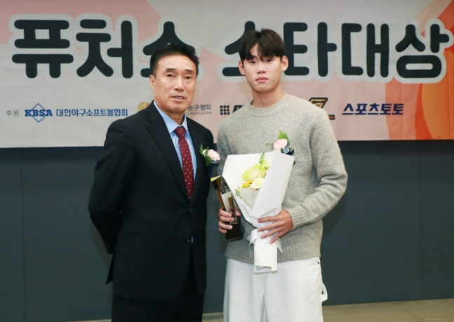 2024 퓨처스 스타대상 시상식에서 축구 부문 스타상을 받은 박승수(오른쪽)와 하석주 당시 대한축구협회 부회장. /사진=이동훈 기자