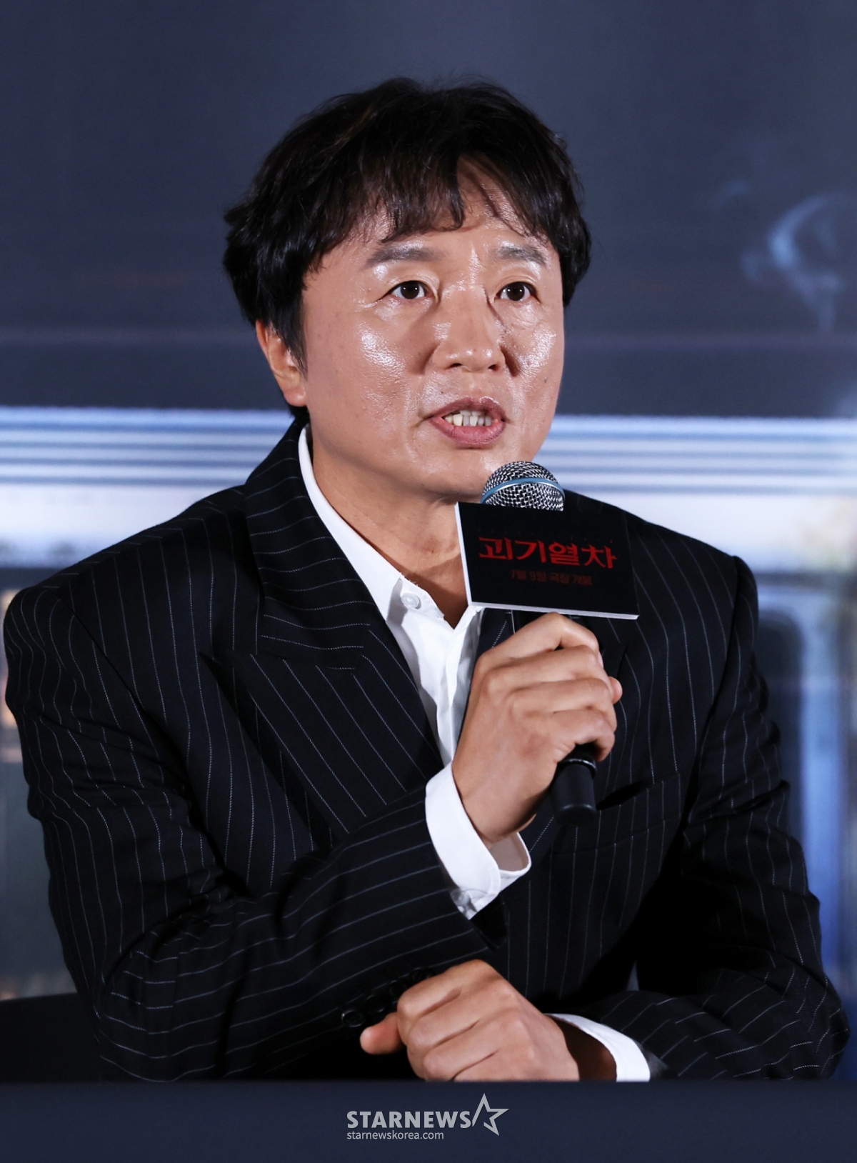배우 전배수가 24일 오후 서울 용산구 CGV 용산아이파크몰에서 열린 영화 '괴기열차'(감독 탁세웅) 언론시사회에서 질의응답을 하고 있다. /2025.06.24 /사진=김휘선 hwijpg@