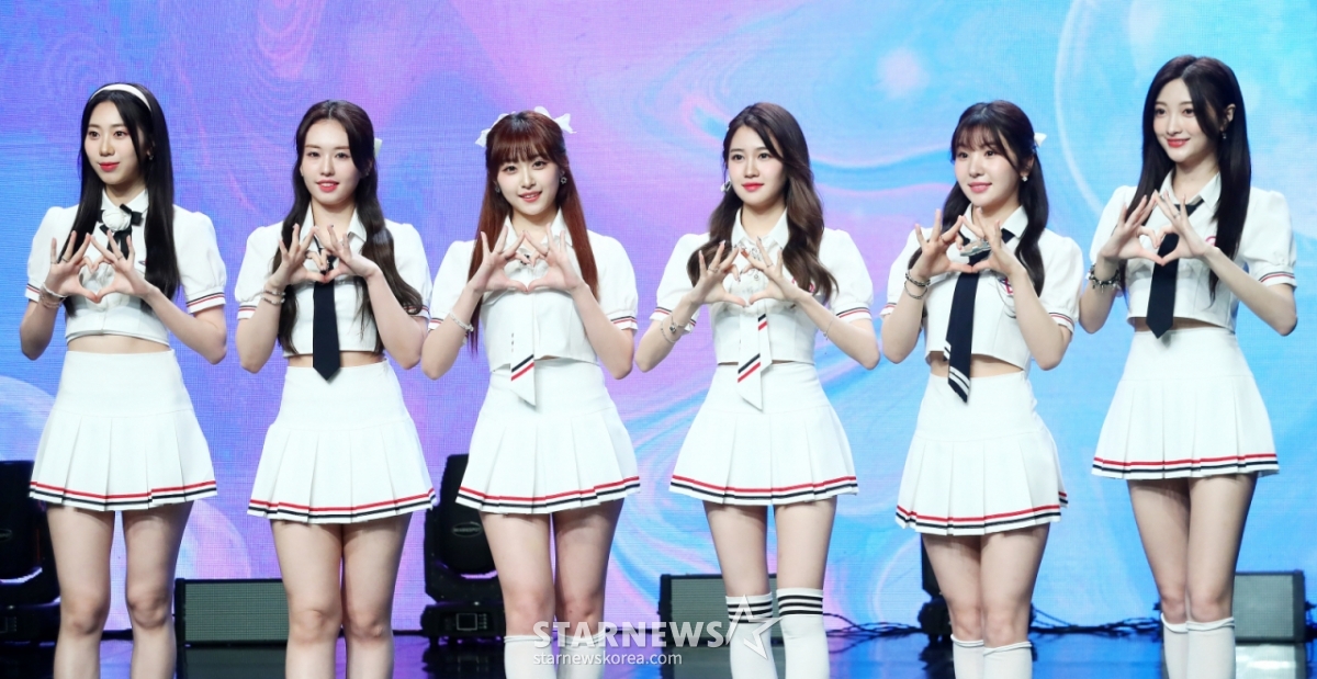 걸그룹 아일리원(ILY:1)이 25일 오후 서울 강남구 청담동 일지아트홀에서 진행된 두 번째 미니 앨범 'New Chapter(뉴 챕터)' 발매 기념 쇼케이스에 참석해 포즈를 취하고 있다. 아일리원 이번 앨범에는 타이틀곡 'MY COLOR(마이 컬러)'를 비롯해 'Shining Sky(샤이닝 스카이)', '꽃이 피었습니다(Blossom)' 등 총 3곡이 수록됐다. 2023.07.25