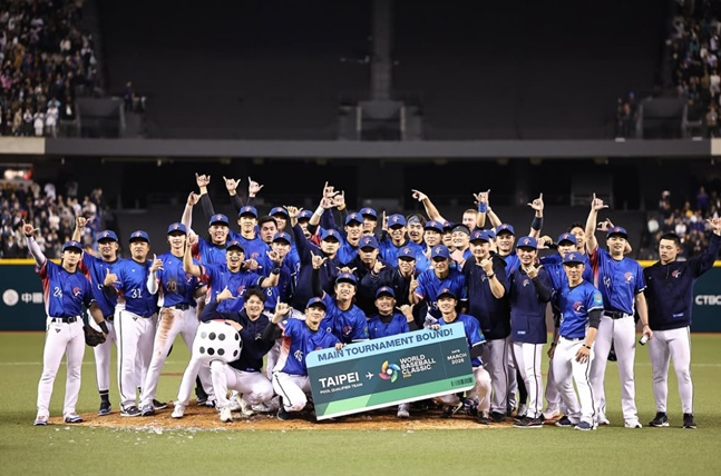 대만 야구 대표팀이 2026 WBC 본선 진출을 확정한 후 기뻐하고 있다. /사진=대만 야구 국가대표팀 공식 SNS