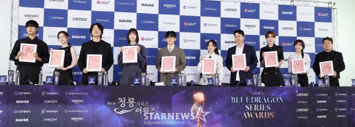 배우 이정하, 고윤정, 안재홍, 금해나, 임시완, 박보영, 신동엽, 장도연, 윤가이, 곽준빈이 25일 서울 영등포구 여의도 CGV에서 진행된 제4회 청룡시리즈 어워즈' 핸드프린팅 행사에서 프린팅을 마친 뒤 포즈를 취하고 있다./2025.06.25 /사진=김휘선 hwijpg@
