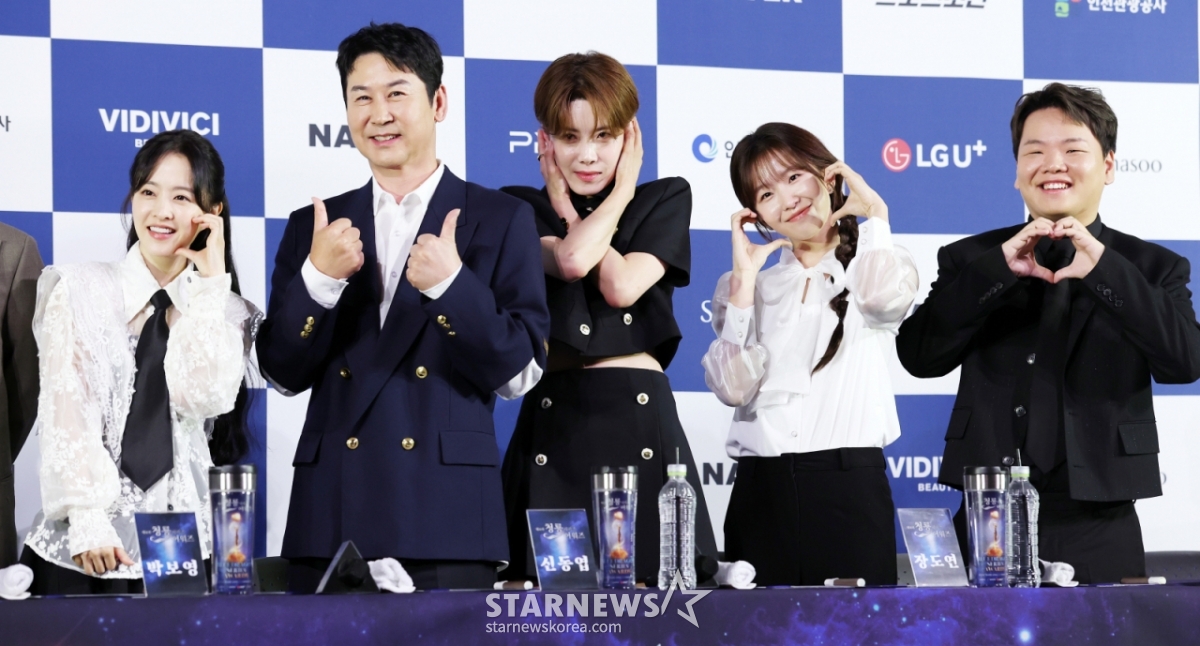 배우 박보영, 신동엽, 장도연, 윤가이, 곽준빈이 25일 서울 영등포구 여의도 CGV에서 진행된 제4회 청룡시리즈 어워즈' 핸드프린팅 행사에서 포즈를 취하고 있다. /2025.06.25 /사진=김휘선 hwijpg@