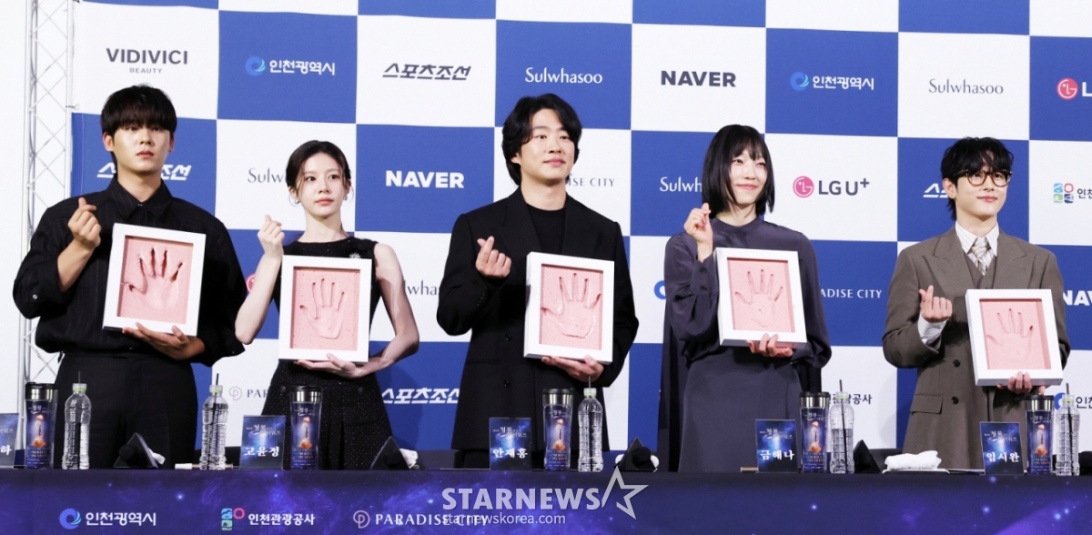 배우 이정하, 고윤정, 안재홍, 금해나, 임시완이 25일 서울 영등포구 여의도 CGV에서 진행된 제4회 청룡시리즈 어워즈' 핸드프린팅 행사에서 프린팅을 마친 뒤 포즈를 취하고 있다./2025.06.25 /사진=김휘선 hwijpg@