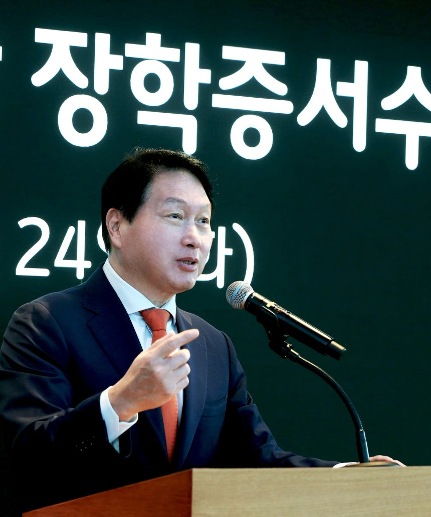 최태원 SK 회장이 24일 서울 종로구 SK서린빌딩에서 열린 한국고등교육재단 장학증서 수여식에 참석해 장학생들을 격려했다.