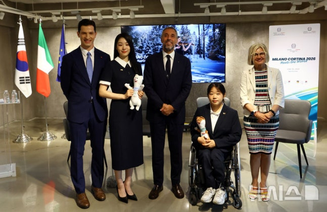 25일 행사에 참석한 방송인 알베르토 몬디(왼쪽부터), 김연아, 안드레아 바르니에르 밀라노 코르티나담페초 동계올림픽 CEO, 김윤지, 에밀리아 가토 주한 이탈리아 대사. /사진=뉴시스