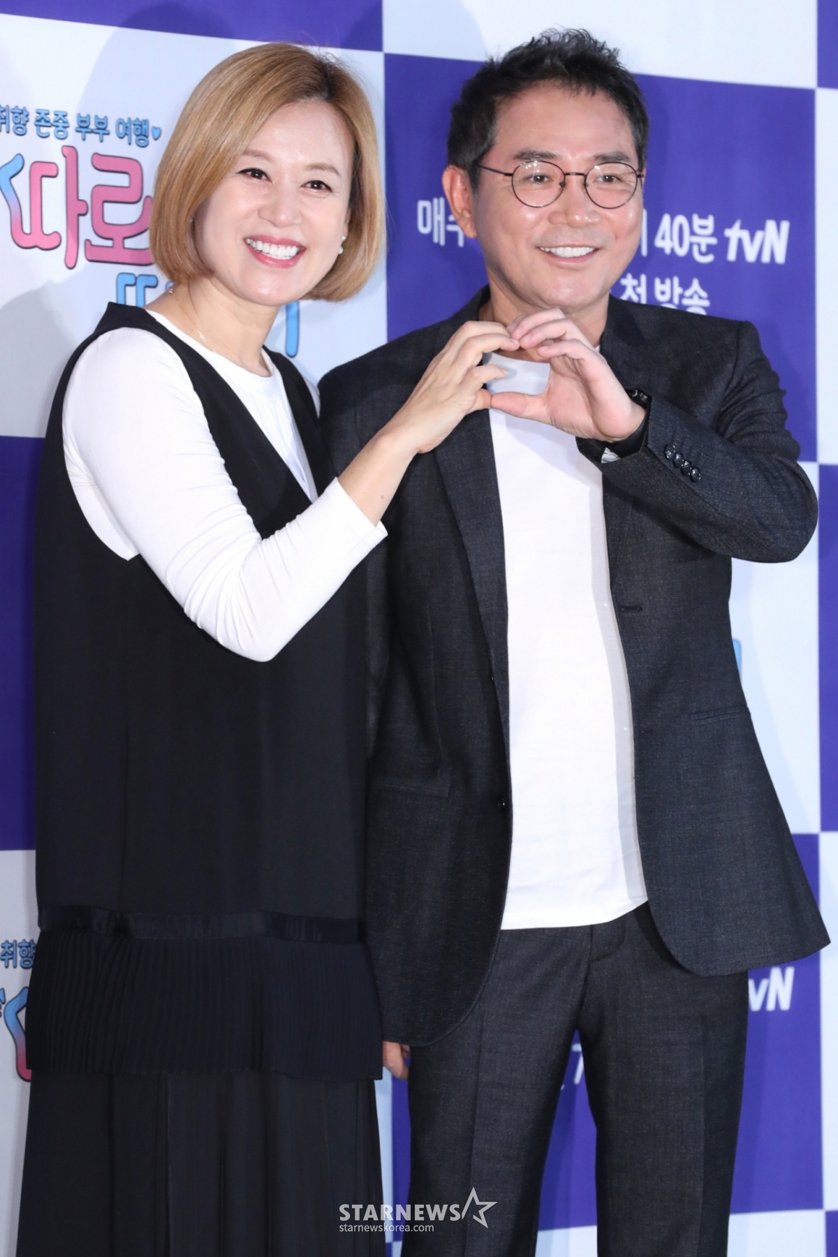개그맨 박미선, 이봉원 부부가 1일 오전 서울 마포구 상암동 CJ ENM에서 열린 예능프로그램 '따로 또 같이' 제작발표회에서 포즈를 취하고 있다.