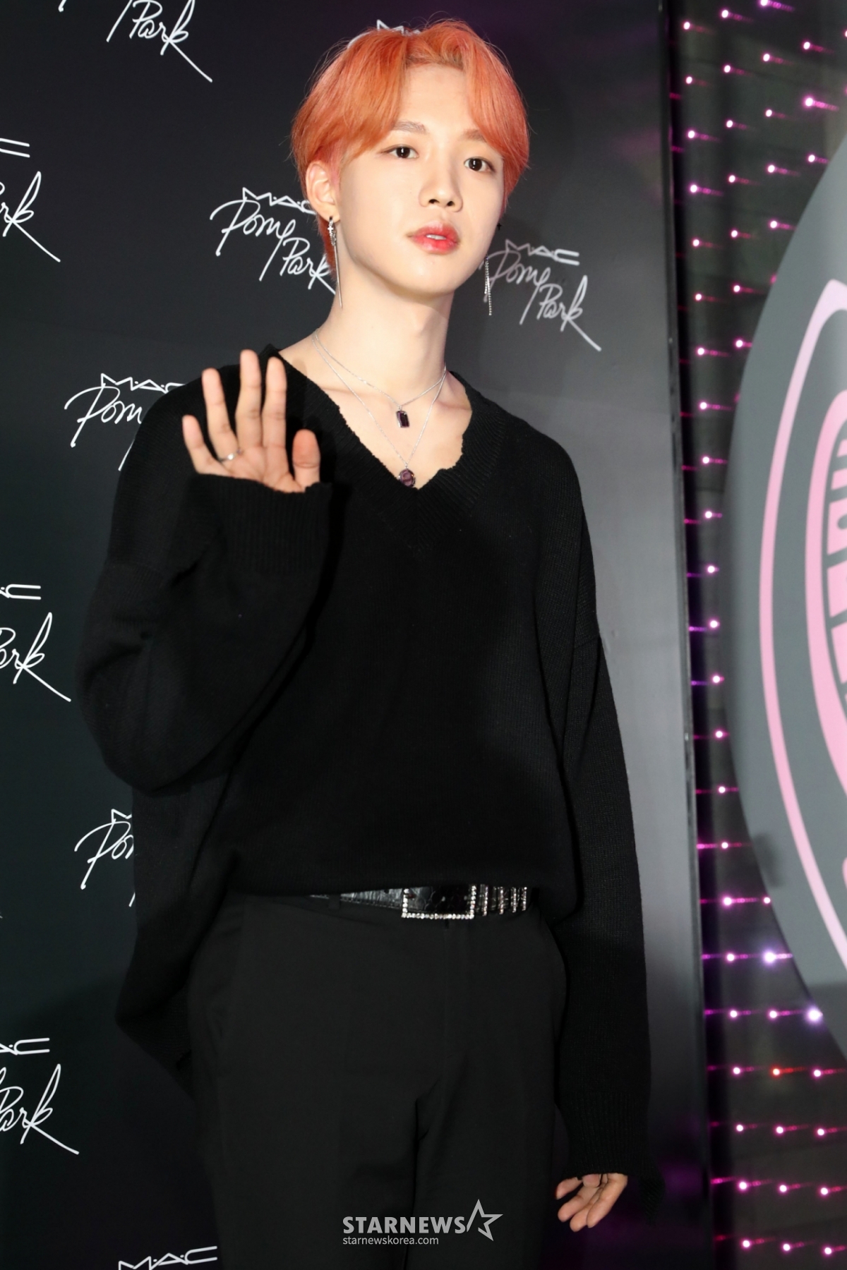 그룹 AB6IX 임영민이 1일 오후 서울 강남구 SJ쿤스트할레에서 열린 글로벌 메이크업 브랜드의 '맥 포니 컬렉션' 출시 행사에 참석하고 있다.