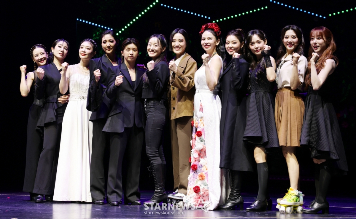 '프리다'의 주연 배우들이 26일 서울 종로구 NOL 유니플렉스에서 진행된 프레스콜에서 포즈를 취하고 있다. 뮤지컬 '프리다'는 프리다 칼로의 마지막 생애를 액자 형식으로 풀어낸 쇼 뮤지컬로 오는 9월 7일까지 공연된다. /2026.06.26 /사진=김휘선 hwijpg@